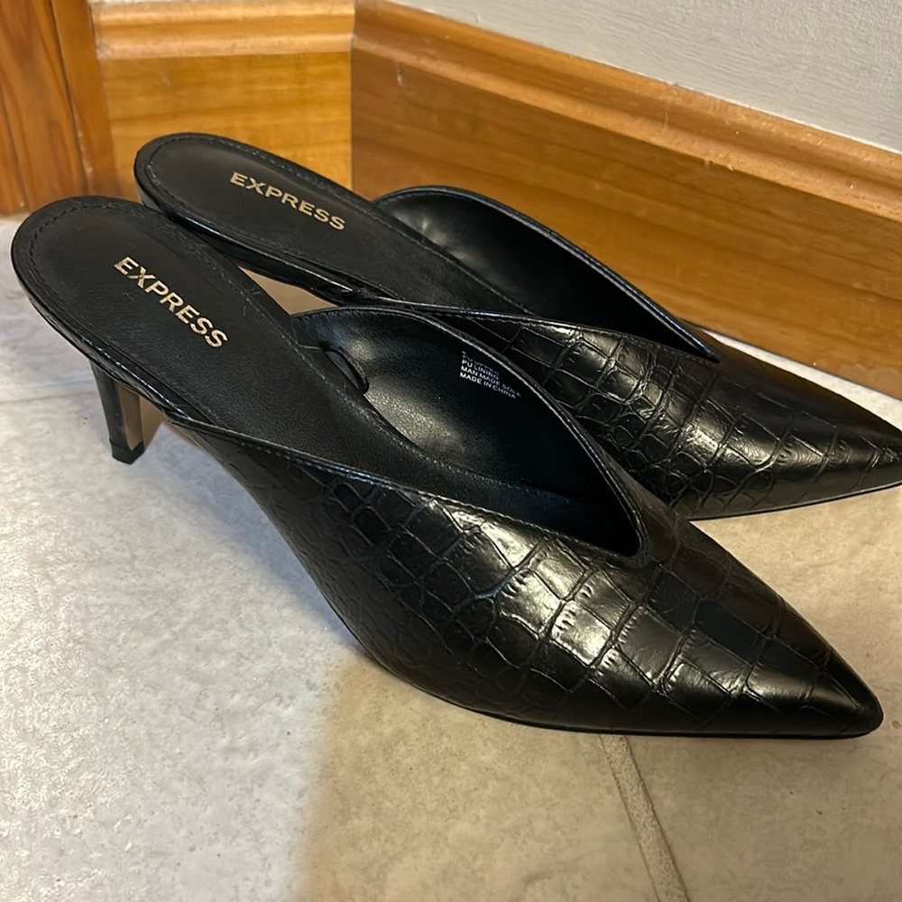 Express size 8 kitten heel black